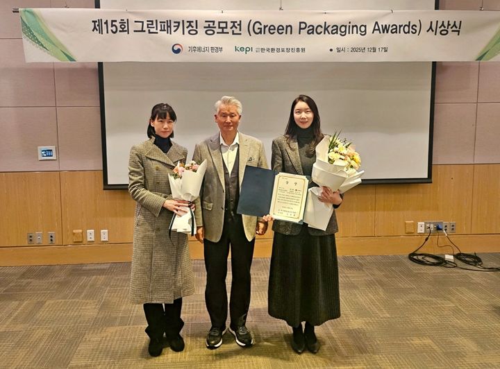 [서울=뉴시스] 롯데웰푸드가 지난 17일 여의도 전경령회관에서 열린 '그린패키징 공모전' 시상식에서 최우수상을 수상했다. (왼쪽부터) 도윤정 롯데웰푸드 식품표시팀 담당, 한국환경포장진흥원 김용률 이사장, 박인경 롯데중앙연구소 연구원.(사진=롯데웰푸드 제공) *재판매 및 DB 금지