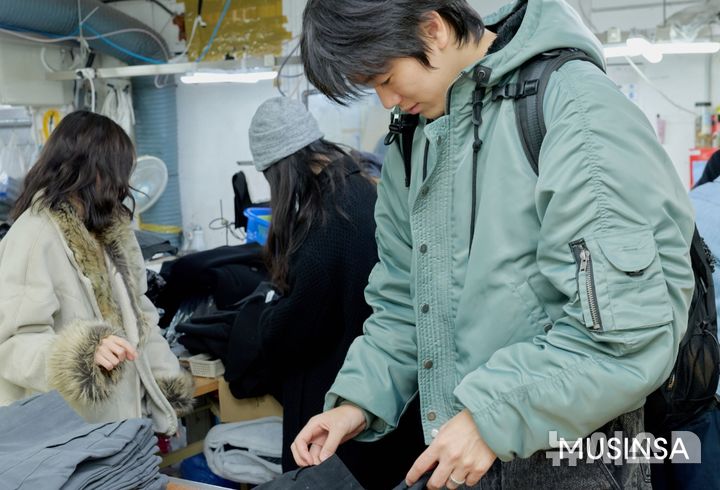 [서울=뉴시스] '무신사 넥스트 패션 스콜라십(MNFS)' 6기 장학생이 이달 19일 패션 브랜드 미세키서울 생산 협력 공장을 견학하고 있다. (사진=무신사 제공) 2025.12.22. photo@newsis.com