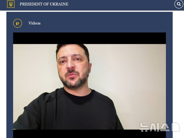 [서울=뉴시스] 볼로디미르 젤렌스키 우크라이나 대통령은 21일(현지시간) 영상 연설에서 미국 플로리다주 마이애미에서 진행 중인 '러시아-우크라이나전쟁' 종식을 위한 미-우크라이나 회담과 관련해 "미국 측과 건설적인 협의가 이뤄지고 있다"고 강조했다. 사진은 우크라이나 대통령실 홈페이지에 게재된 젤렌스키 대통령 영상 연설 갈무리. 2025.12.22 photo@newsis.com