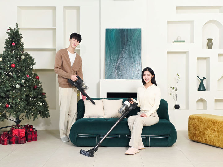 [서울=뉴시스]삼성전자가 가볍고 슬림한 디자인과 최대 180W의 흡입력을 갖춘 삼성전자 무선 스틱 청소기 '제트 핏' 신제품을 출시한다. (사진 = 업체 제공) 2025.12.22. photo@newsis.com&nbsp; *재판매 및 DB 금지