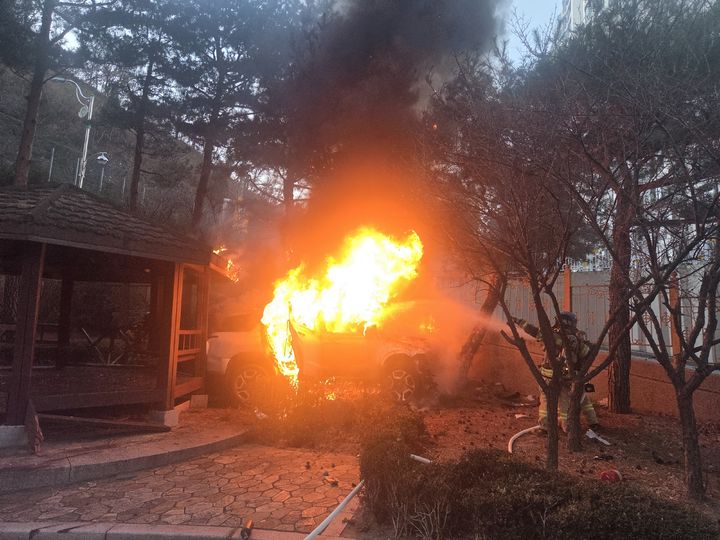 [대구=뉴시스] 지난 21일 오후 4시48분께 대구 달성군 다사읍 죽곡리 한 아파트 단지 안에서 차량 사고로 화재가 발생했다. (사진=대구소방안전본부 제공) 2025.12.22. photo@newsis.com *재판매 및 DB 금지