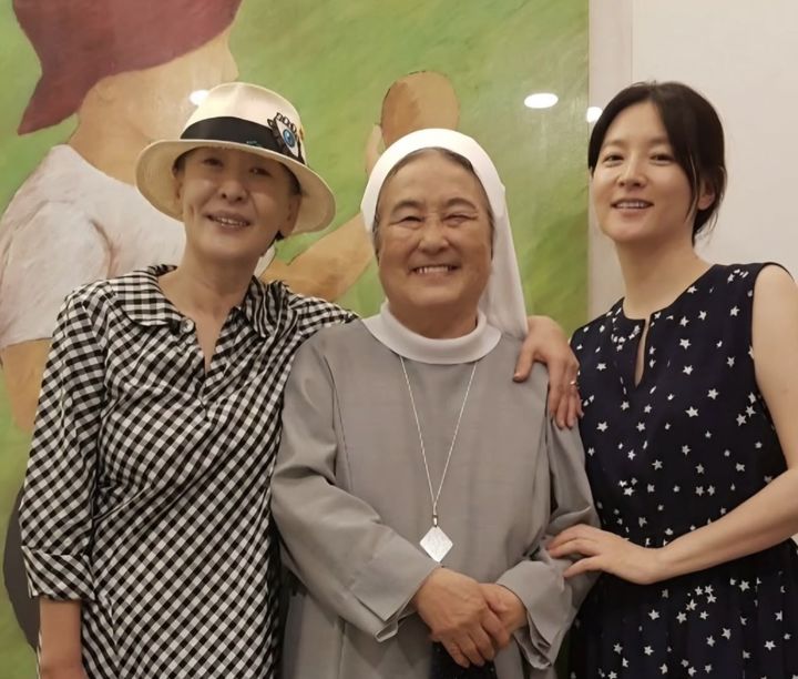 [서울=뉴시스] 배우 윤석화(왼쪽)와 이영애. (사진=이영애 인스타그램 캡처) 2025.12.22. photo@newsis.com *재판매 및 DB 금지