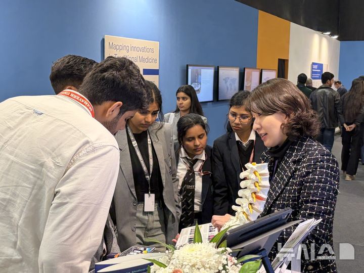 [서울=뉴시스] WHO(세계보건기구) 전통의학 글로벌 서밋 자생한방병원 부스를 찾은 방문객들이 설명을 듣고 있다. (사진= 자생한방병원 제공)