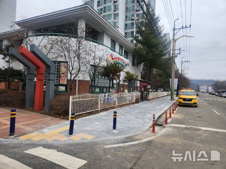 [증평=뉴시스] 충북 증평군 증평읍 장동리 보행로 정비 (사진= 증평군 제공) photo@newsis.com *재판매 및 DB 금지