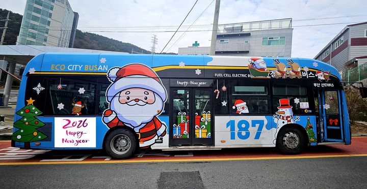 [부산=뉴시스] 산타버스 외관. (사진=부산시 제공) 2025.12.22. photo@newsis.com *재판매 및 DB 금지