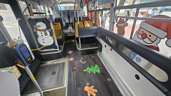 [부산=뉴시스] 산타버스 실내. (사진=부산시 제공) 2025.12.22. photo@newsis.com *재판매 및 DB 금지