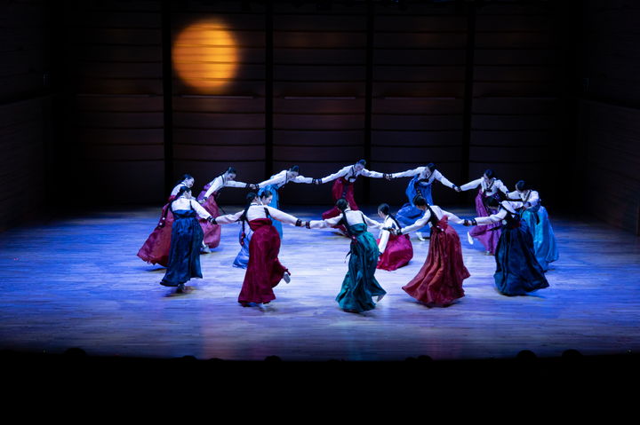 국립국악원 '토요명품'에서 무용단이 강강술래를 추는 모습. (사진=국립국악원 제공) *재판매 및 DB 금지