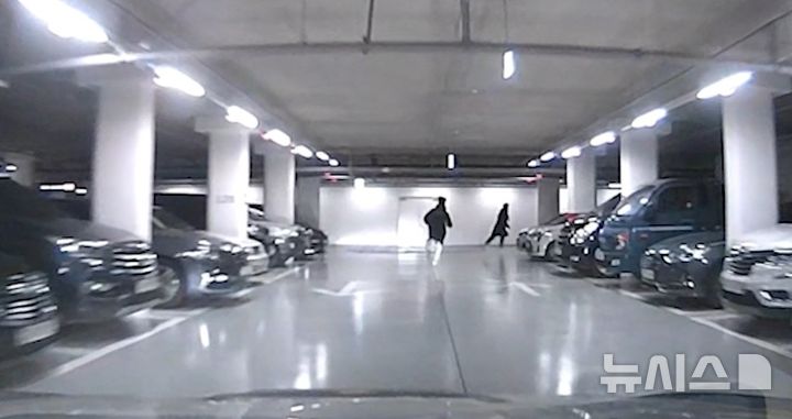 [양주=뉴시스] 도주하는 장면. (사진=경기북부경찰청 제공 영상 캡처) 2025.12.22 photo@newsis.com