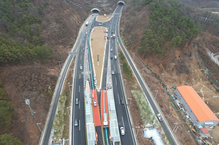 [대전=뉴시스]대전국제과학비즈니스벨트 거점 지구(신동·둔곡)의 둔곡교차로 BRT 승강장이 새해 1월 1일부터 운영한다. 2025. 12. 22 photo@newsis.com *재판매 및 DB 금지