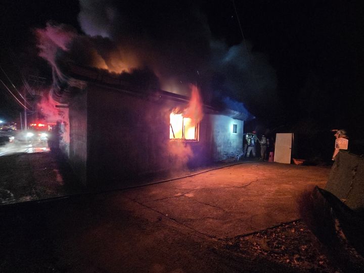 [논산=뉴시스] 22일 오전 5시43분께 충남 논산시 부적면 덕평리 단독주택서 불이 나 현장에 출동한 소방대원이 진화에 나서고 있다. (사진=논산소방서 제공) 2025.12.22. photo@newsis.com *재판매 및 DB 금지