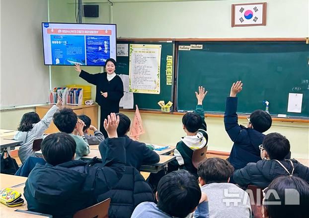 [서울=뉴시스] 청소년 해양 특별강연 海담교실(광주 화정남초등학교).