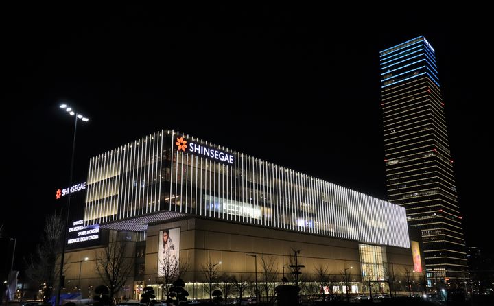 [대전=뉴시스]대전신세계백화점 야경. 2025. 12. 22 photo@newsis.com *재판매 및 DB 금지