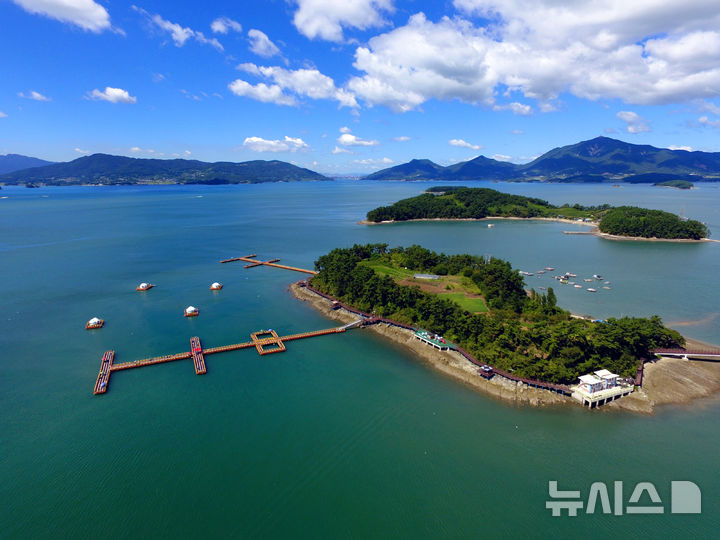 [사천=뉴시스]경남 사천시 비토해양낚시공원 전경.
