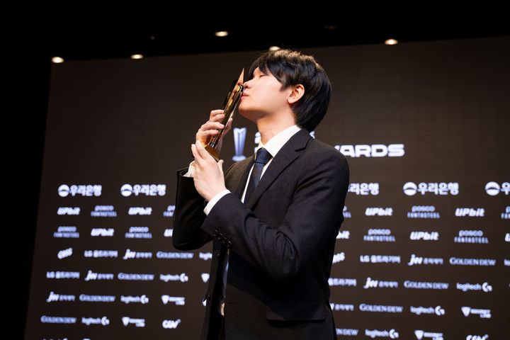 [서울=뉴시스] KT 롤스터의 미드 라이너 '비디디' 곽보성이 '올해의 선수상'과 '베스트 모먼트 상'을 수상하며 2관왕에 올랐다. (사진=라이엇 게임즈 제공) *재판매 및 DB 금지