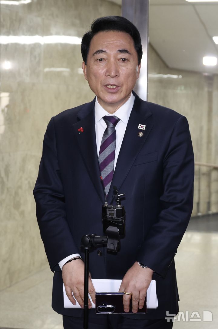 [서울=뉴시스] 조성봉 기자 = 박수현 더불어민주당 수석대변인이 22일 오전 서울 여의도 국회에서 열린 비공개 의원총회 도중 나와 내란전담재판부 설치 논의 결과를 브리핑 하고 있다. 2025.12.22. suncho21@newsis.com