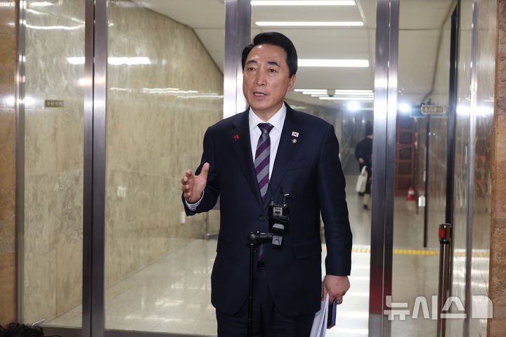 [서울=뉴시스] 조성봉 기자 = 박수현 더불어민주당 수석대변인이 22일 오전 서울 여의도 국회에서 열린 비공개 의원총회 도중 나와 내란전담재판부 설치 논의 결과를 브리핑 하고 있다. 2025.12.22. suncho21@newsis.com