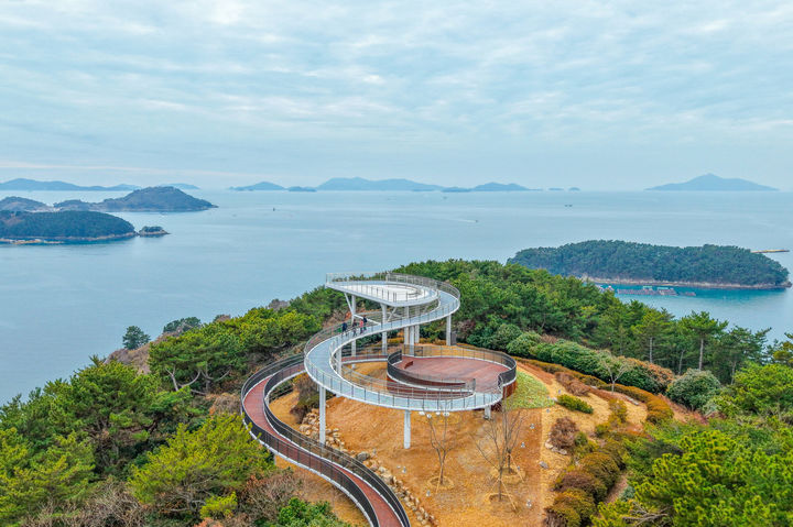 [통영=뉴시스] 신정철 기자= 경남 통영시는 남해안 명품 전망공간 조성사업(달아전망대)를 완료하고 오는 29일 오후 4시에 산양읍 달아공원 일원에서 준공식을 개최한다.사진은 새로 조성된 달아전망대 전경.(사진=통영시 제공).2025.12.22. photo@newsis.com *재판매 및 DB 금지