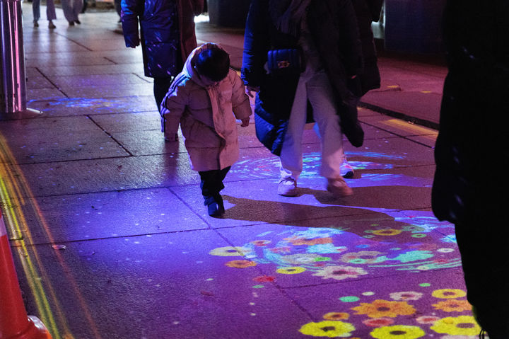 청계천에서 인터렉티브 미디어아트를 즐기는 시민. (사진=서울관광재단) *재판매 및 DB 금지