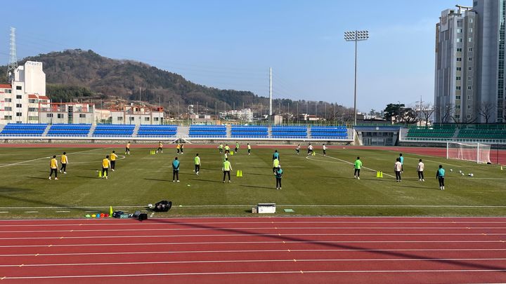 [통영=뉴시스] 시넞ㅇ철 기자= 경남 통영시는 오는 26일부터 내년 2월24일까지 약 두 달간 산양스포츠파크 및 용남·평림생활체육공원, 충무체육관 등 통영시 일원에서 ‘2026 통영시 동계 스토브리그’를 개최한다.사진은 지난해 축구 동계 스토브리그 모습.(사진=통영시 제공).2025.12.22. photo@newsis.com *재판매 및 DB 금지