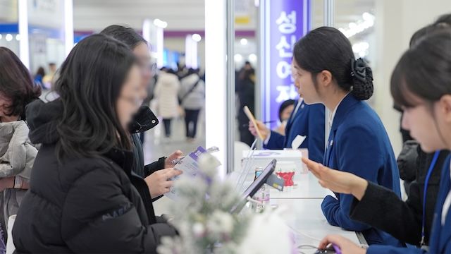 [서울=뉴시스] 대입정보박람회에서 성신여대 부스를 찾은 수험생에게 관계자가 상담 안내를 하고 있다. (사진=성신여대 제공) 2025.12.22. photo@newsis.com *재판매 및 DB 금지