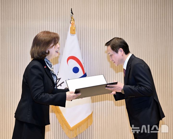 [전주=뉴시스]윤난슬 기자 = 전북특별자치도교육청은 감사원이 실시한 '2025년 자체감사활동 평가'에서 최고등급인 A등급을 받고, 교육자치단체 가운데 성과향상 부문 최우수기관(1위)으로 선정돼 감사원장 표창을 받았다고 22일 밝혔다. (사진=전북교육청 제공) photo@newsis.com