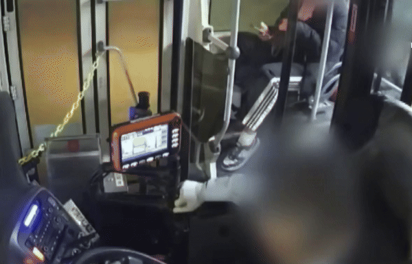 [뉴시스] 31년간 시내버스 기사로 일해 온 가장을 잃은 유족의 사연이 전해지며 산업재해 인정 기준을 둘러싼 논란이 제기되고 있다. 사진은 버스 내부 CCTV에 기록된 사고 당시 상황. (사진 = 'JTBC News' 유튜브 갈무리) 2025.12.22. *재판매 및 DB 금지