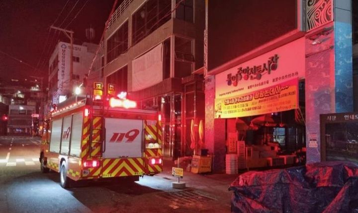 경남소방 연말 특별경계근무 기간 소방차량 전통시장 근접 배치.(사진=경남소방본부 제공) 2025.12.22. *재판매 및 DB 금지