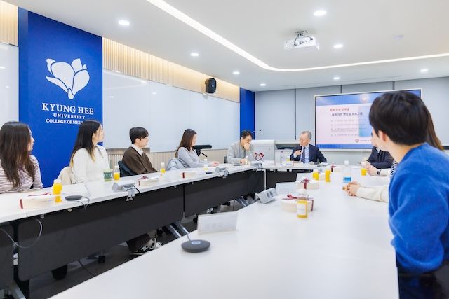 [서울=뉴시스] 경희대 의과대학은 '우수 학부연구생을 위한 세계 석학 멘토링 프로그램'을 개최했다. (사진=경희대 제공) 2025.12.22. photo@newsis.com *재판매 및 DB 금지