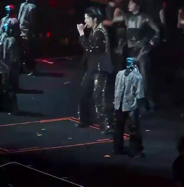 [뉴시스]유니트리 로보틱스에서 개발한 로봇 6대가 왕리홍의 콘서트에서 춤을 추고 있다. (영상 = @Rohan Paul X 갈무리) *재판매 및 DB 금지 *재판매 및 DB 금지