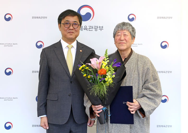 최휘영 문화체육관광부 장관이 22일 서울 종로구 국립현대미술관 서울관에서 임진택 한국문화예술교육진흥원 원장에게 임명장을 수여한 뒤 기념 촬영을 하고 있다. (사진=문체부 제공) *재판매 및 DB 금지