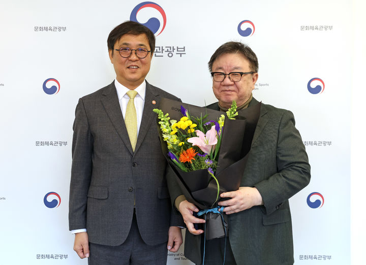 최휘영 문화체육관광부 장관이 22일 서울 종로구 국립현대미술관 서울관에서 강헌 한국문화예술교육진흥원 이사장에게 임명장을 수여한 뒤 기념 촬영을 하고 있다. *재판매 및 DB 금지