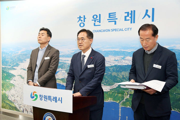 [창원=뉴시스] 강경국 기자 = 조성민 경남 창원시 해양항만수산국장이 22일 시청 프레스센터에서 마산해양신도시 4차 공모 재평가 추진과 관련해 브리핑을 하고 있다. (사진=창원시청 제공). 2025.12.22. photo@newsis.com *재판매 및 DB 금지