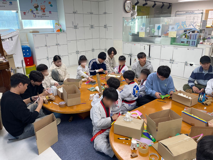 [대전=뉴시스] 한남대 사회복지학과 '업사이클 크루' 아동 대상 재활용 창작 프로그램 진행 모습. (사진=한남대 제공) 2025.12.22. photo@newsis.com *재판매 및 DB 금지