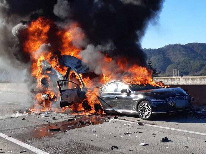 [무안=뉴시스] 22일 오전 10시28분께 전남 무안군 서해안 고속도로 상행선 몽탄2터널 출구에서 승용차·SUV 등 차량 7대가 잇따라 추돌했다. (사진= 전남소방본부 제공) 2025.12.22. photo@newsis.com *재판매 및 DB 금지