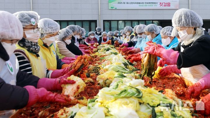 [인천=뉴시스] 신천지 맛디아지파의 116기 수료생들이 천안교회에서 김장 봉사를 하고 있다. (사진=신천지 제공) 2025.12.22. photo@newsis.com