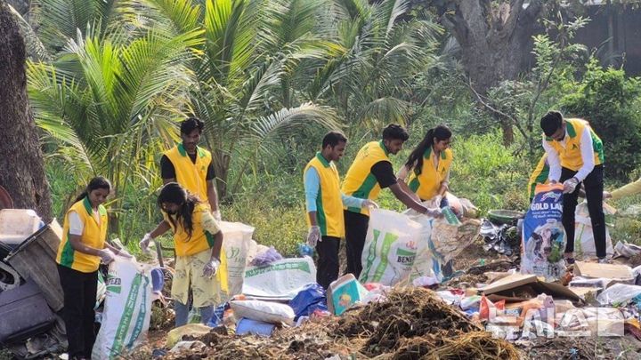 [인천=뉴시스] 신천지 부산야고보지파 인도 벵갈루루교회의 116기 수료생과 성도들이 수료 기념 특별 봉사로 쓰레기가 가득한 지역 보육원 주변을 치우고 있다. (사진=신천지 제공) 2025.12.22. photo@newsis.com