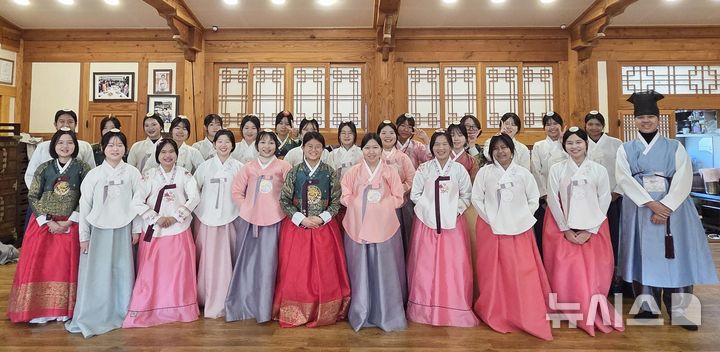 [전주=뉴시스]윤난슬 기자 = 전북특별자치도교육청은 교육부 특별교부금 사업으로 추진한 '한국어교육 기반 국제교류 활성화 사업'의 일환으로 해외 교원 및 학생 초청 연수를 지난 15일부터 20일까지 5박 6일간 성공적으로 운영했다고 22일 밝혔다. (사진=전북교육청 제공) photo@newsis.com 