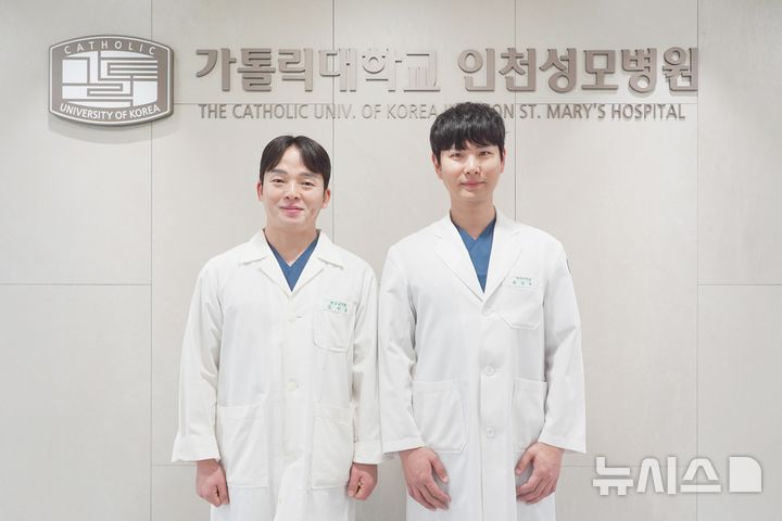 [인천=뉴시스] 곽형주(오른쪽)·김진유 방사선사. (사진=인천성모병원 제공) 2025.12.22. photo@newsis.com