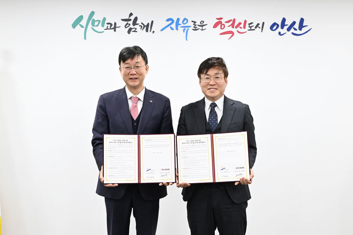 [안산=뉴시스]이민근 안산시장(사진 왼쪽)이 19일 이금재 맘스커리어 대표와 '세 자녀 이상 가정 출산지원 업무협약'을 맺고 함께 기념촬영을 하고 있다.(사진=안산시 제공)2025.12.22.photo@newsis.com *재판매 및 DB 금지