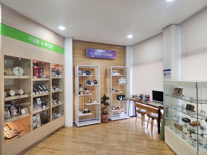 [안산=뉴시스]대부도 관광안내소 내 기념품숍 전경.(사진=안산시 제공)2025.12.22.photo@newsis.com *재판매 및 DB 금지