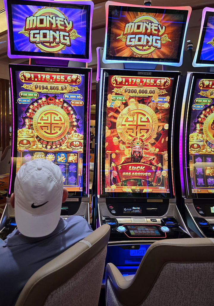 필리핀 마닐라의 한 카지노에 설치된 중국 황제가 친히 잭팟을 선포하는 형상의 '머니공' 슬롯머신.(사진=뉴시스) *재판매 및 DB 금지