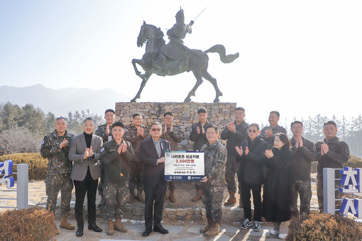 [대전=뉴시스] 박준영 을지재단 회장이 국가 안보를 위해 헌신해 온 국군 장병들을 위해 을지부대를 찾아 방위성금 2500만원을 전달했다.(사진=대전을지대학교병원 제공) 2025.12.22. photo@newsis.com *재판매 및 DB 금지