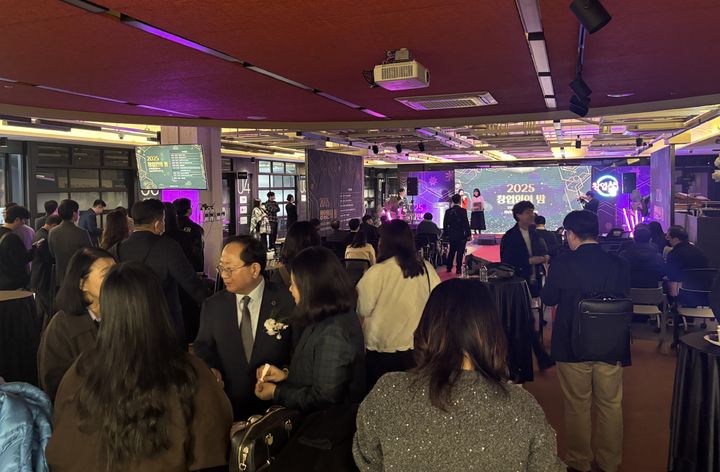 경남창조경제혁신센터, 2025 창업인의 밤 행사 네트워킹 시간. (사진=경남창조경제혁신센터 제공) 2025.12.22. *재판매 및 DB 금지