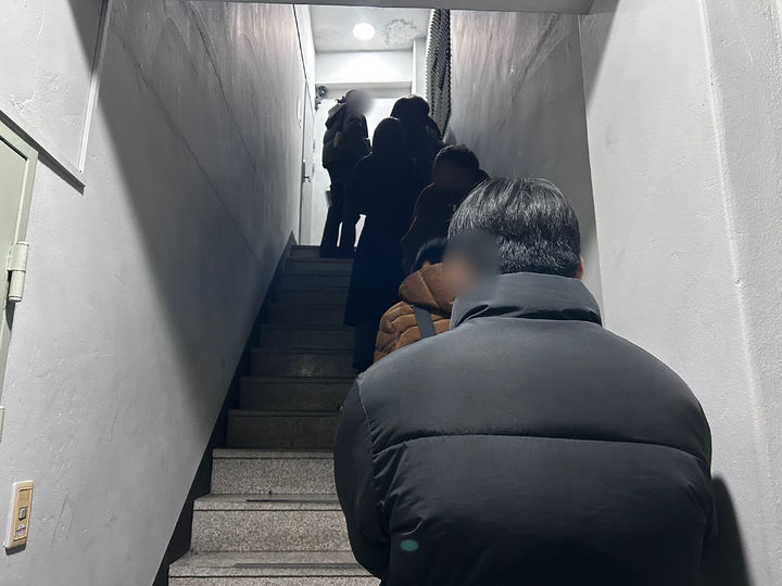 [서울=뉴시스] 윤서진 기자=입장을 기다리는 참가자들이 줄 서 있다. 2025.12.19. imseojin@newsis.com *재판매 및 DB 금지