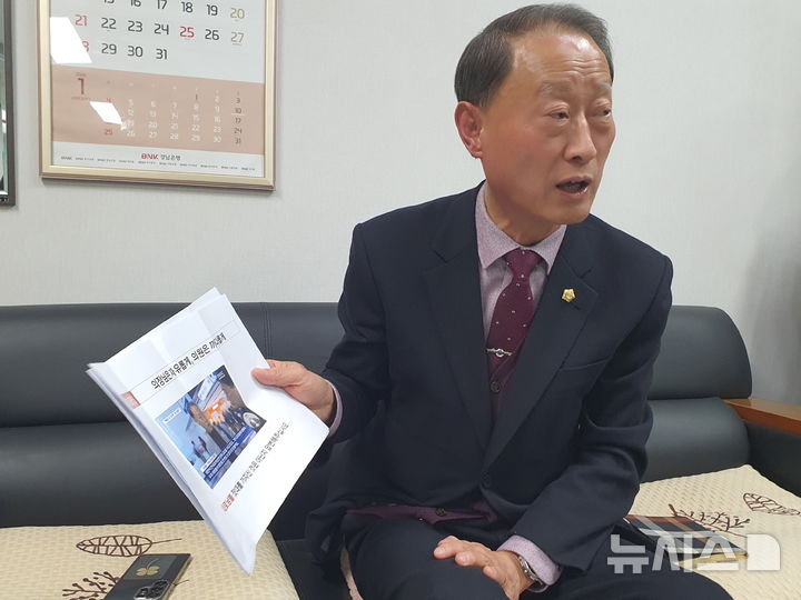 [창원=뉴시스] 강경국 기자 = 손태화 경남 창원시의회 의장이 22일 시청 프레스센터에서 기자간담회를 갖던 중 구점득 의원과 관련된 질문에 준비해 온 자료를 들고 자신의 입장을 말하고 있다. 2025.12.22. kgkang@newsis.com