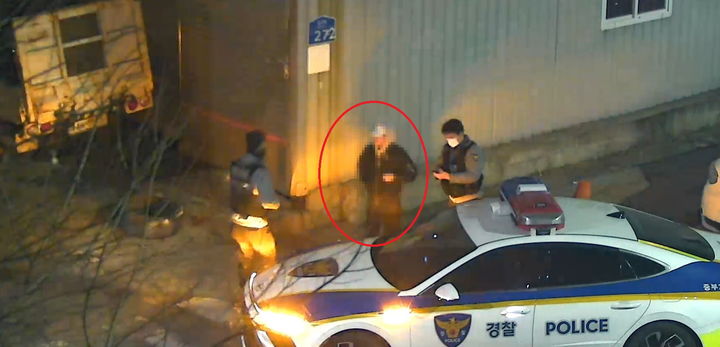 [울산=뉴시스] 구미현 기자 =22일 오전 2시께 울산 중구 학성다목적체육관 인근 골목길에서 모자를 쓴 남성 이 주차된 차량에 접근해 손잡이를 잡아당기는 모습이 울산시 중구에 따르면 중구 CCTV통합관제센터에 의해 발각됐다. 이 남성은 범행 10여분 만에 관제센터 직원의 신고로 경찰에 붙잡혔다. (사진=울산 중구CCTV 갈무리) 2025.12.22. photo@newsis.com *재판매 및 DB 금지