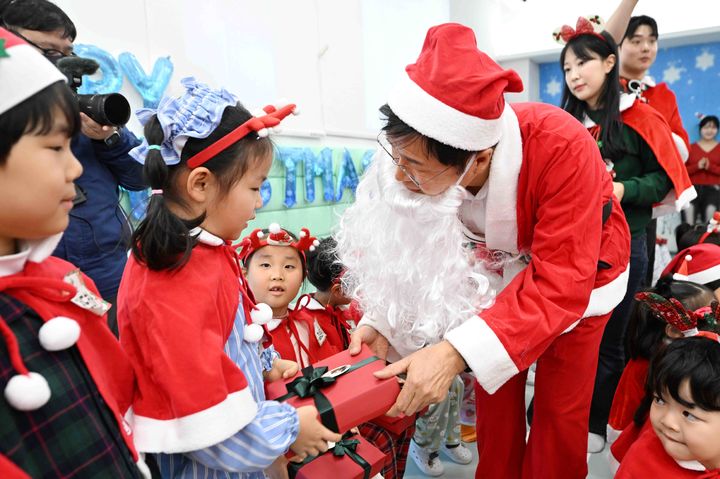 [울산=뉴시스] 22일 오전 HD현대중공업 이상균 부회장(오른쪽)이 직장어린이집 '해피보트 어린이집'을 방문해 원아들에게 크리스마스 선물을 전달하고 있다. (사진=HD현대중공업 제공) 2025.12.22. photo@newsis.com *재판매 및 DB 금지
