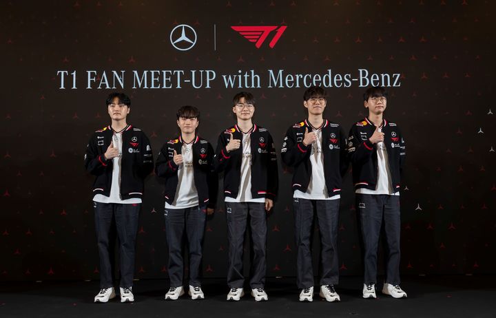 [서울=뉴시스] 지난 18일 서울 성동구 복합문화공간에서 열린 메르세데스-벤츠 코리아 T1 팬미팅 행사가 열렸다. 사진은 행사에 참가한 T1 소속 페이즈 김수환(왼쪽부터), 케리아 류민석, 페이커 이상혁, 오너 문현준, 도란 최현준 선수 모습. (사진=메르세데스-벤츠 코리아 제공) 2025.12.22 photo@newsis.com *재판매 및 DB 금지