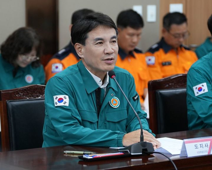 [춘천=뉴시스] 22일 강원특별자치도(도지사 김진태)는 가뭄과 집중 호우 등 물 관리 강화를 위해 내년에 국비 900억원 등 총 1455억월 투입한다고 밝혔다. 사진은 지난 9월7일 강릉 가뭄 긴급 회의. 강원특별자치도 제공. *재판매 및 DB 금지