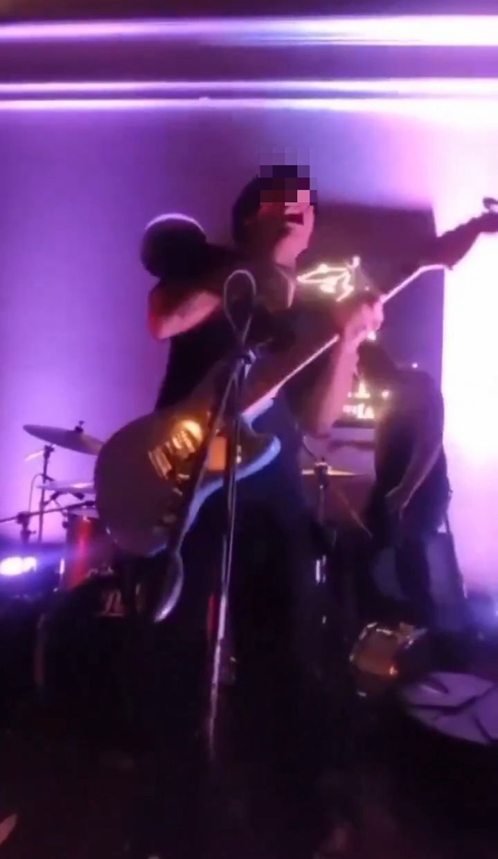 [뉴시스] 페루에서 한 가수가 공연 도중 마이크에 감전돼 무대 위에서 쓰러지는 사고가 발생했다. (사진=엑스 캡처) *재판매 및 DB 금지